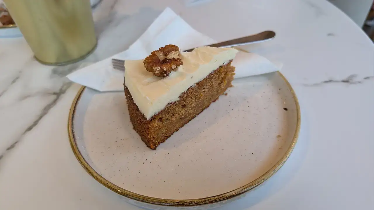 Carrot cake with walnut